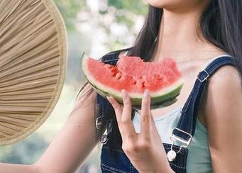 打开明星黑料网站，永久吃瓜不停歇萌翻天